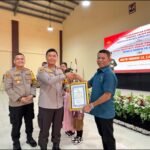 Kapolda Sulsel Memberikan Piagam Penghargaan ke Developer Perumahan