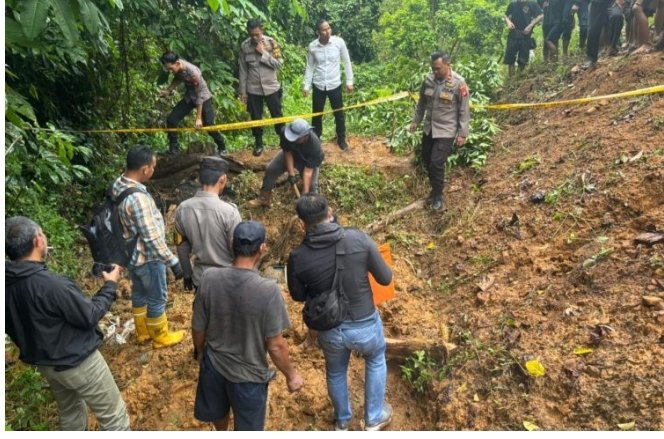 Ditemukan Mayat Laki-laki Di sebuah Kebun Alpukat Milik Warga Singkawang Selatan, Polisi Lakujan Olah TKP.